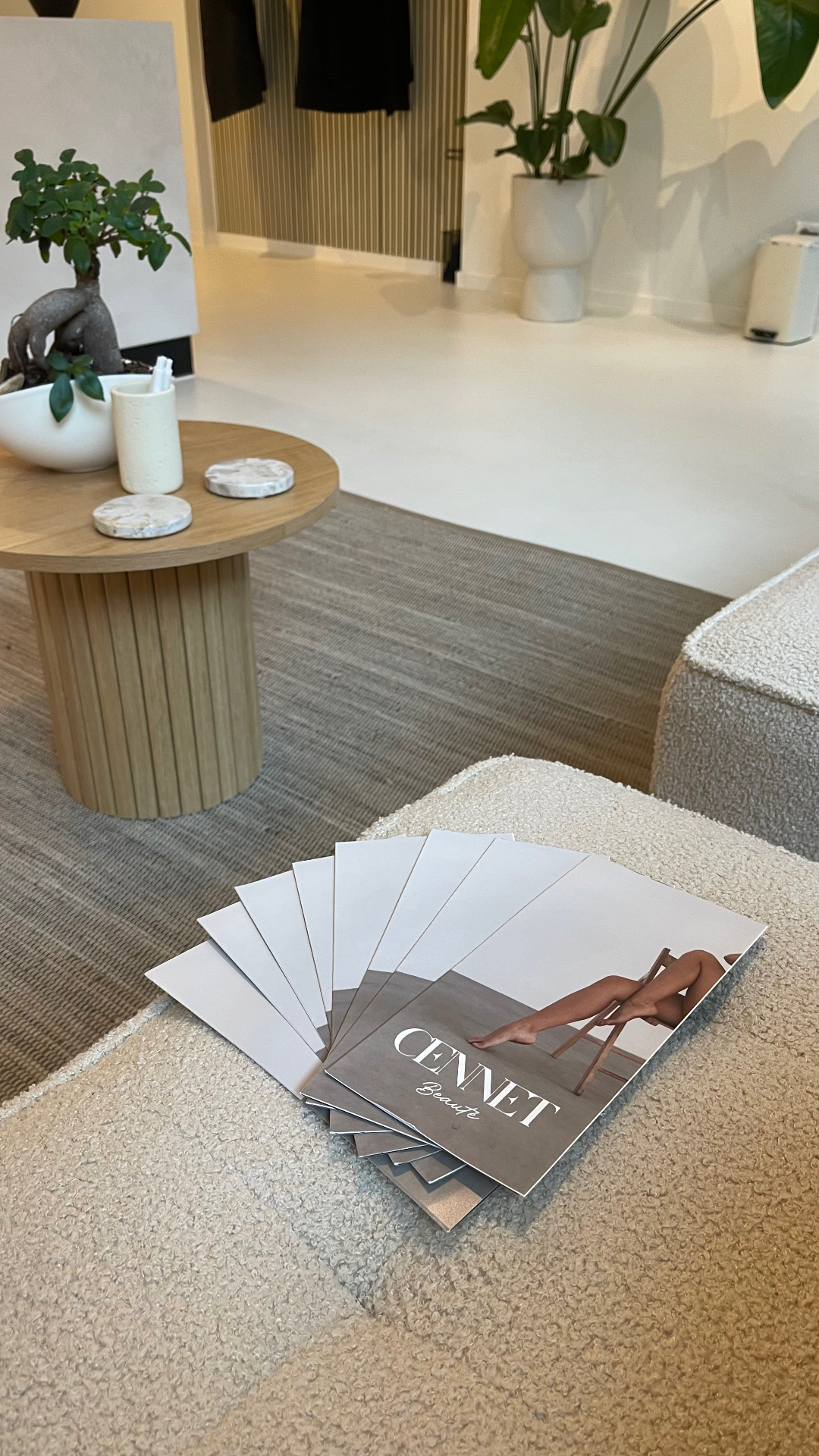 Loungebereich mit Cennet Beauté Broschüren