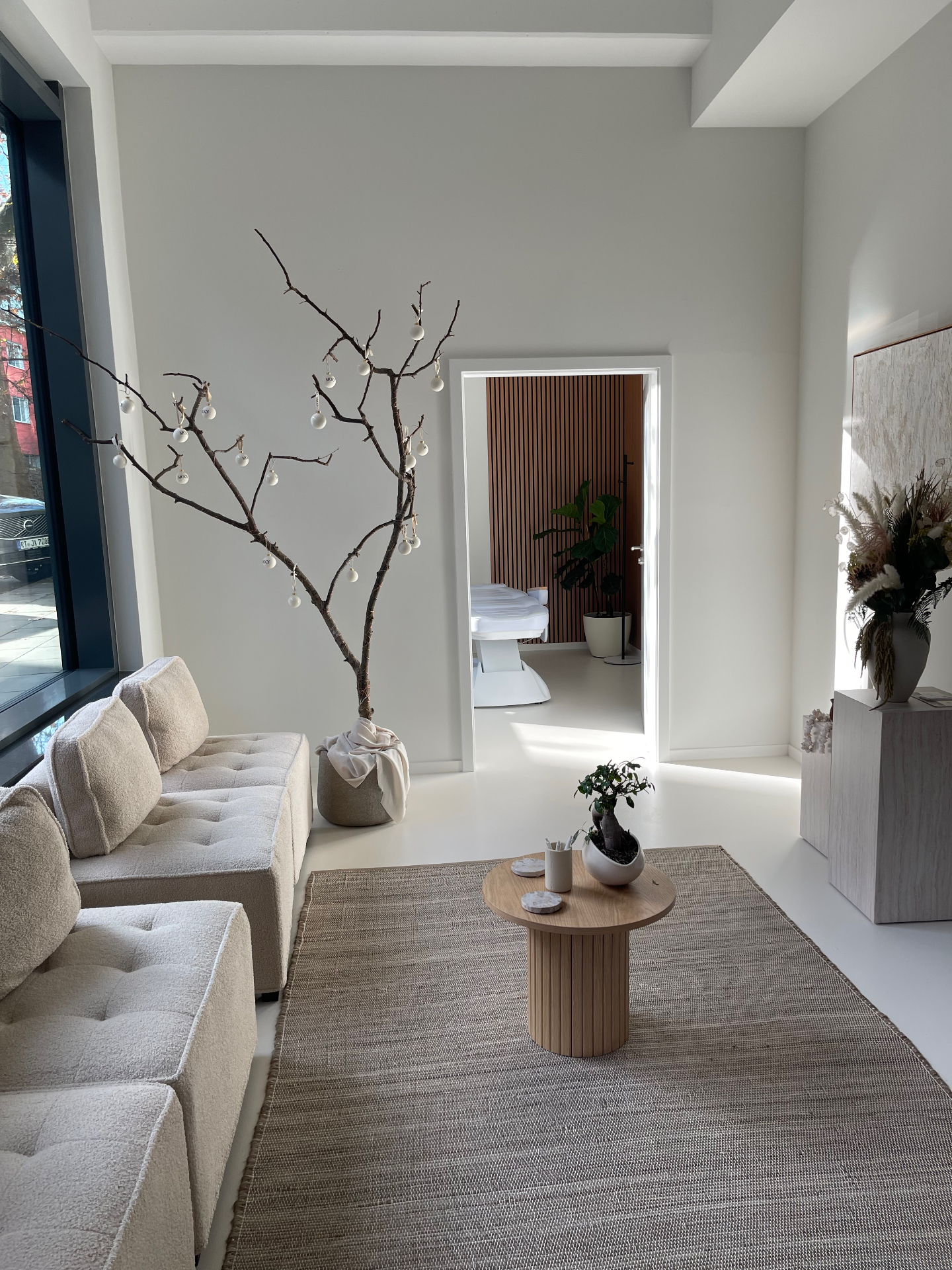 Wartebereich mit Sofa und Dekorbaum