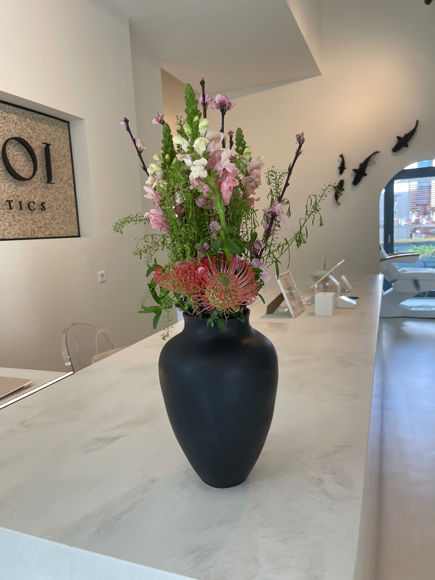 Blumenarrangement am Empfang